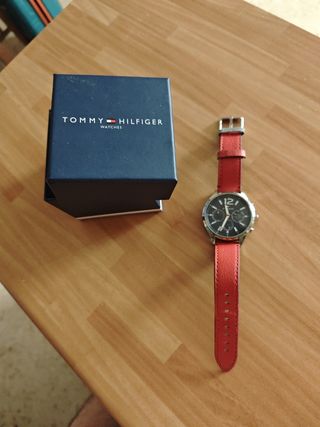 Reloj Tommy Hilfiger rojo y plata