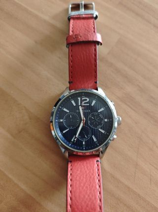 Reloj Tommy Hilfiger rojo y plata