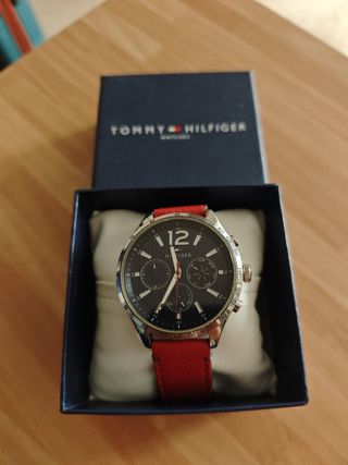 Reloj Tommy Hilfiger rojo y plata