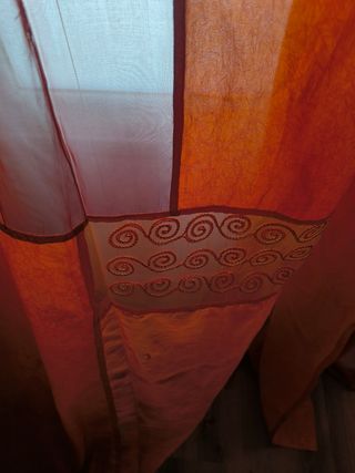 Cortinas estampadas naranja-dorado y funda cojin