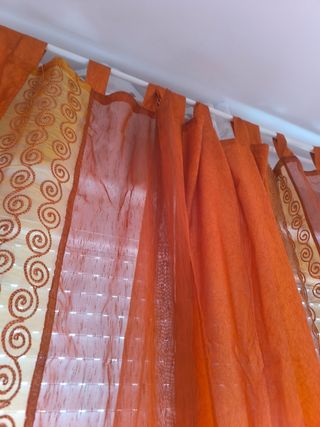 Cortinas estampadas naranja-dorado y funda cojin