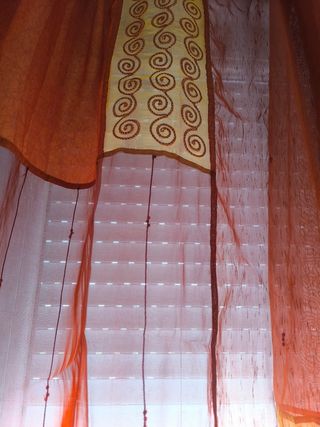 Cortinas estampadas naranja-dorado y funda cojin