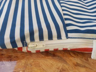 Cuscino Ikea a righe blu e bianche