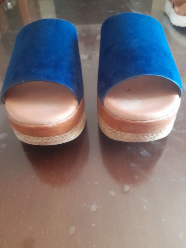 Zuecos azul marino, suela madera