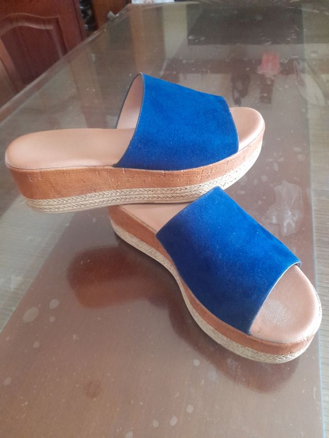 Zuecos azul marino, suela madera