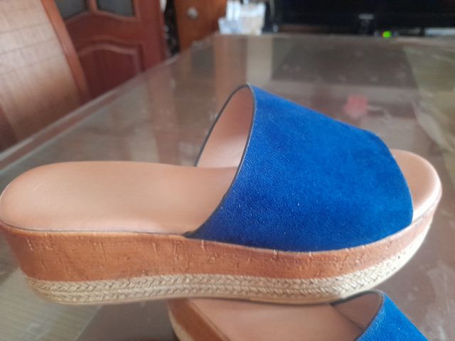 Zuecos azul marino, suela madera