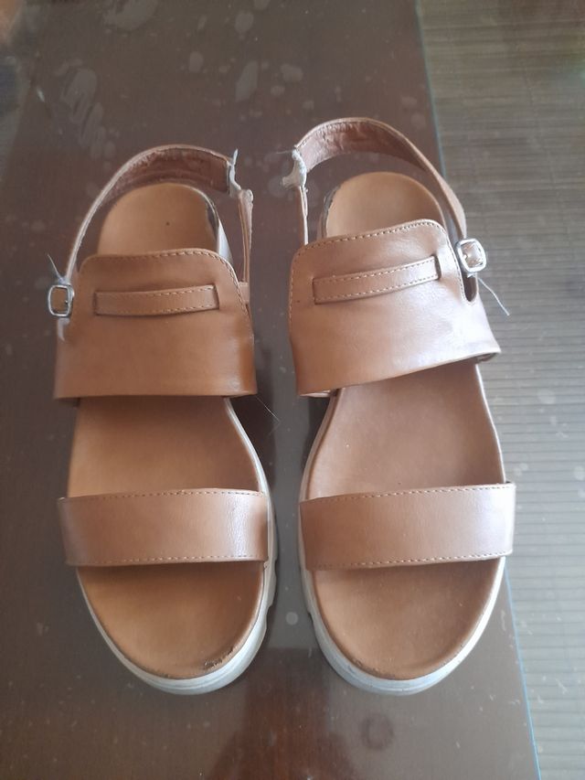 Sandalias planas marrones cómodas
