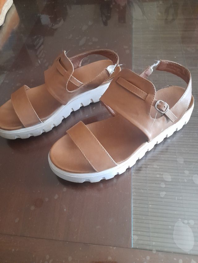 Sandalias planas marrones cómodas