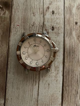 Reloj Lotus marrón y plata a falta de correa.