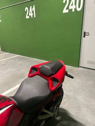 HONDA CBR 650 R roja