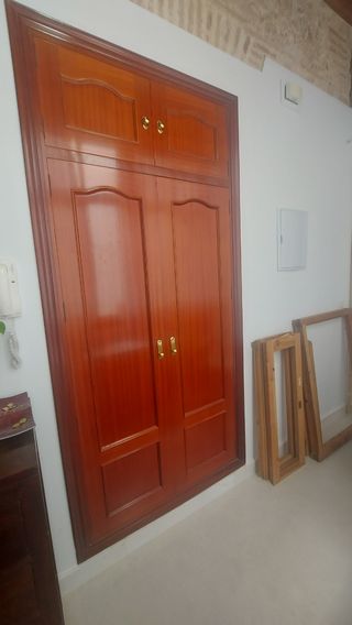 Armario empotrado color caoba. Puertas y marco