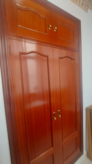 Armario empotrado color caoba. Puertas y marco