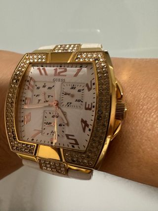 Reloj dorado y blanco