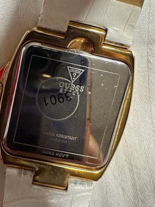 Reloj dorado y blanco