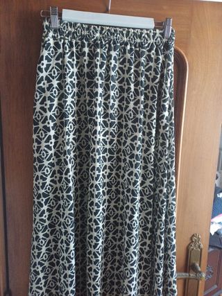 Falda midi beige y negra. 