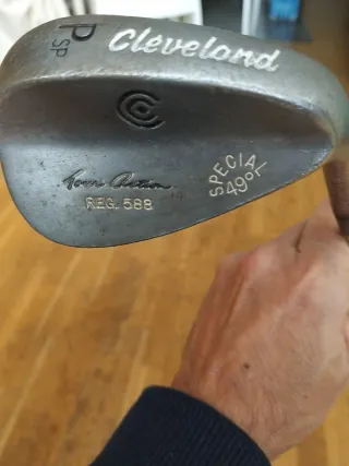 wedge pitch Cleveland Tour Action 49°