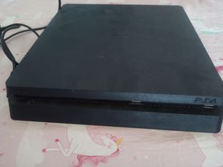 PS4 (PlayStation 4) Slim y dos mandos originales 