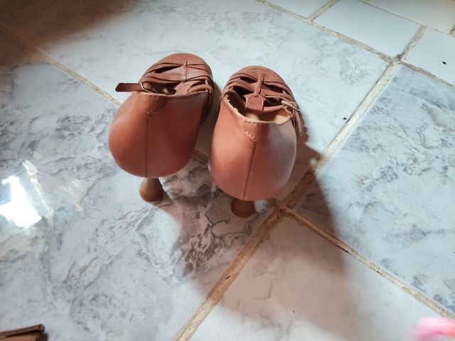 Salones piel Alejandra Lupi marrones