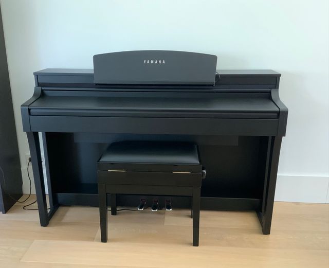Piano YAMAHA CSP-170B Clavinova y banqueta K&M
