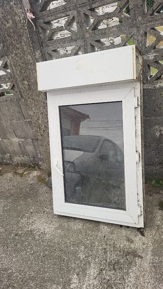 Ventana PVC blanca con persiana