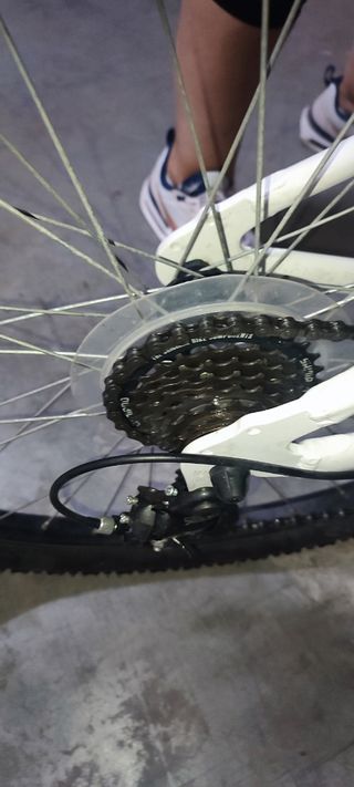 Bicicleta Montaña blanca y rosa.