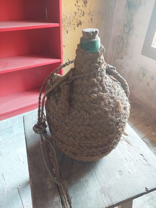 Damajuana antigua de esparto