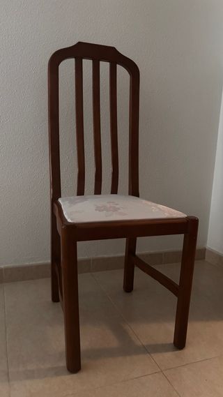 Dos sillas de madera - Asiento tapizado marrón.