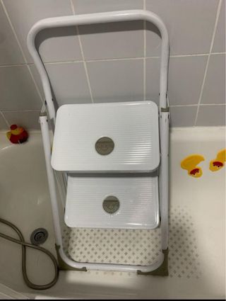 Escalera baño metal blanca