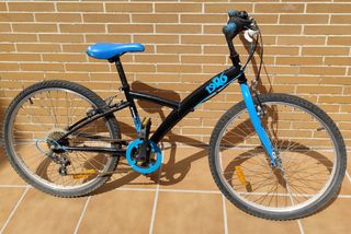 Bicicleta Decatlon negra y azul