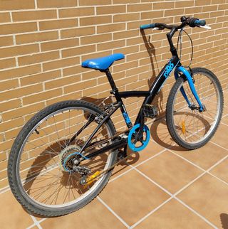 Bicicleta Decatlon negra y azul