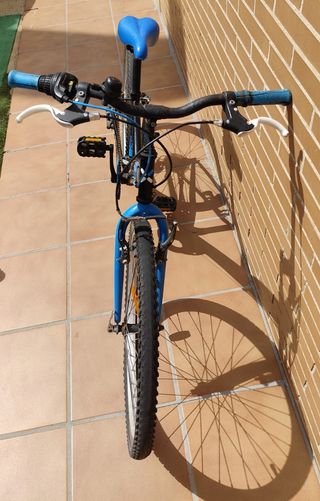 Bicicleta Decatlon negra y azul
