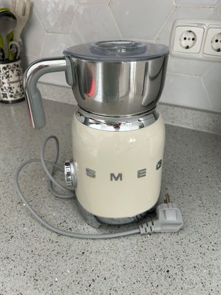 Espumador Leche Smeg color crema