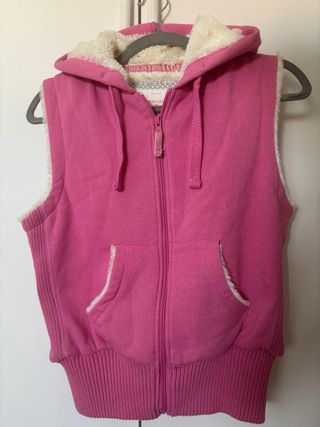 Chaleco rosa con capucha