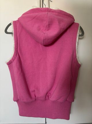 Chaleco rosa con capucha