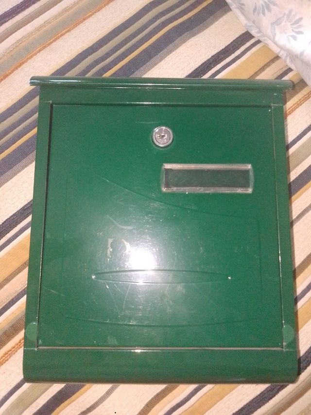 Buzón metálico verde
