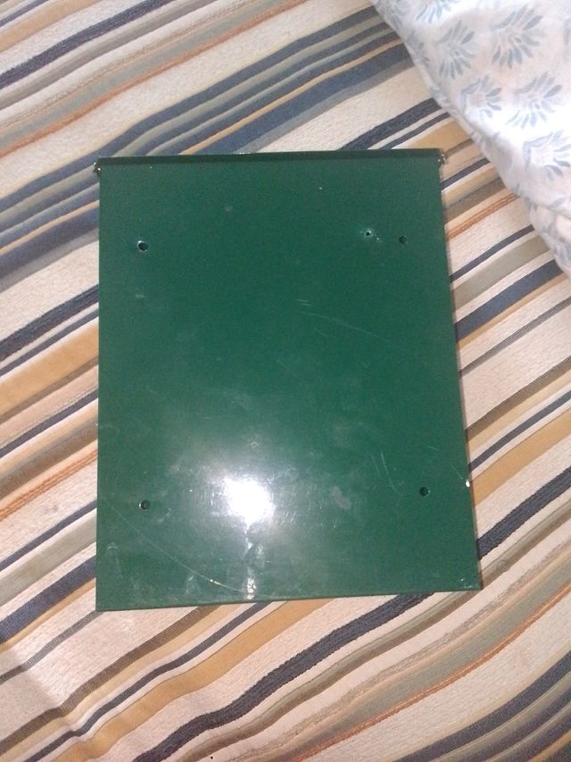 Buzón metálico verde