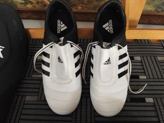 Equip. boxeo: guantes, espinilleras y zapatillas.