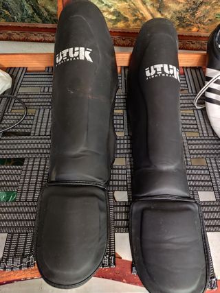 Equip. boxeo: guantes, espinilleras y zapatillas.