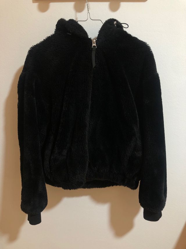 Chaqueta negra pelo sintético