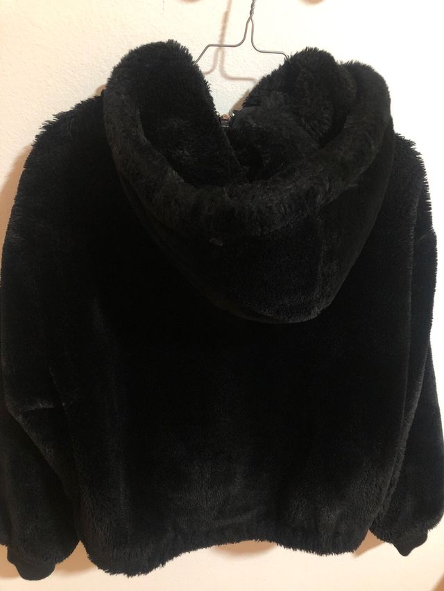 Chaqueta negra pelo sintético