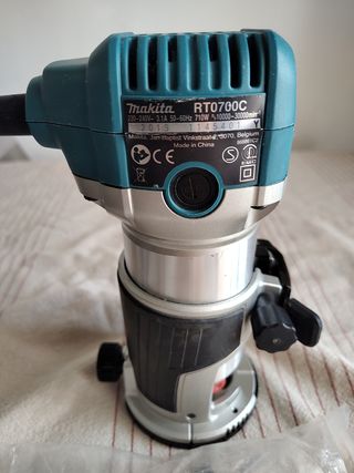 Fresadora Makita con base de aluminio