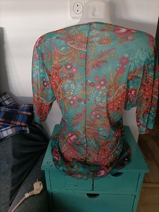 Blusa turquesa estampada