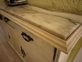 Armario antiguo de madera y mármol