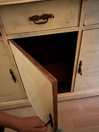 Armario antiguo de madera y mármol