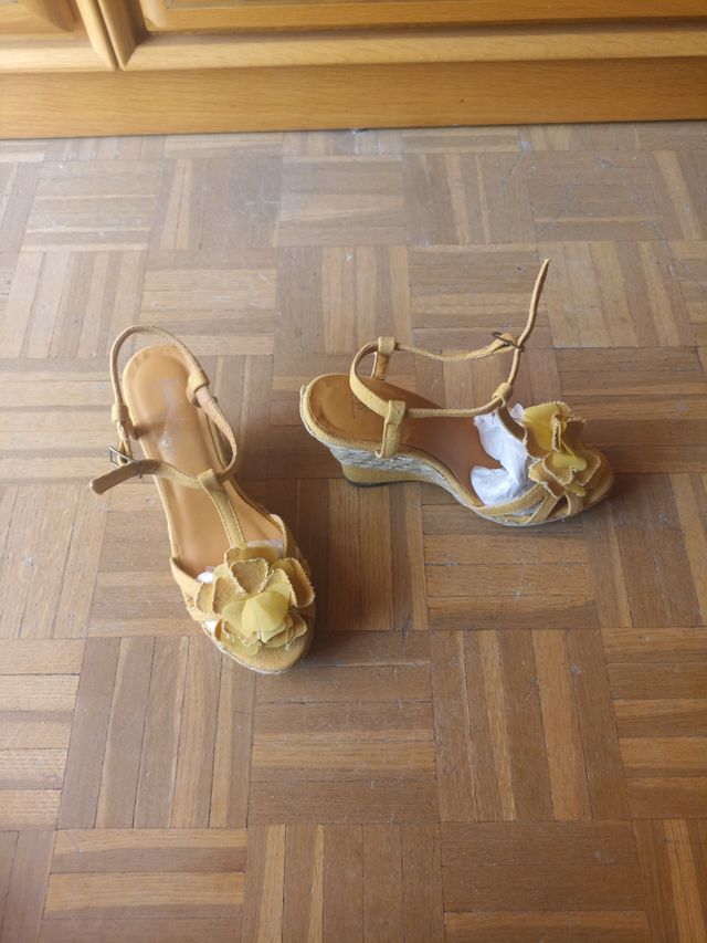 Sandalias amarillas tacón cuña