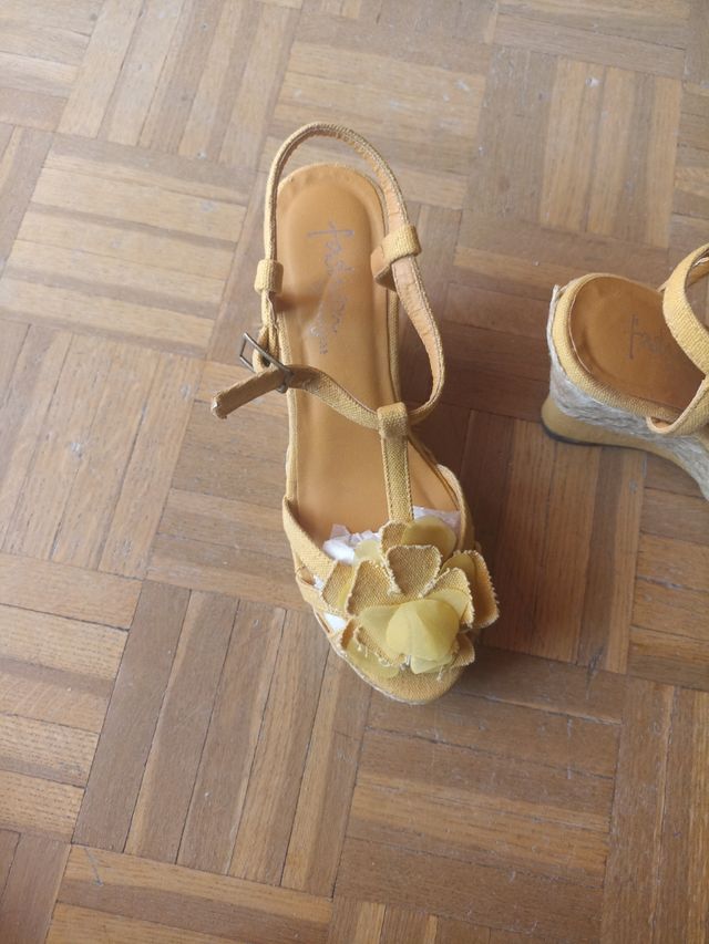 Sandalias amarillas tacón cuña