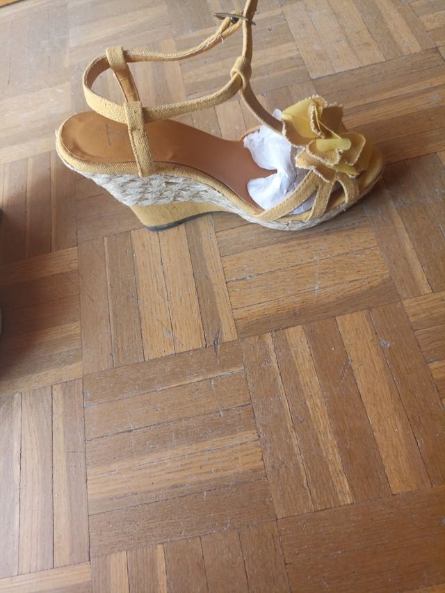 Sandalias amarillas tacón cuña