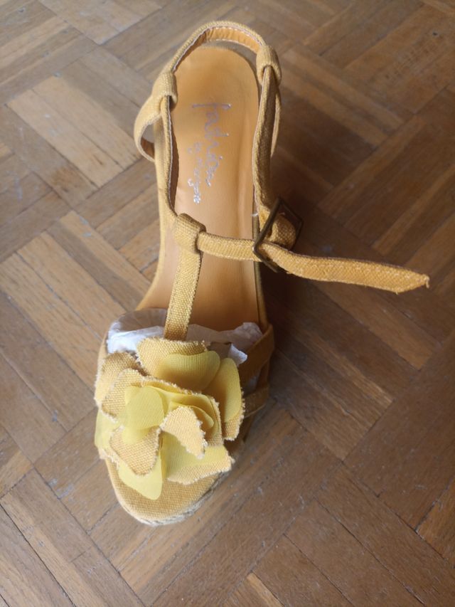 Sandalias amarillas tacón cuña