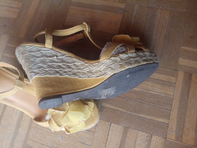 Sandalias amarillas tacón cuña