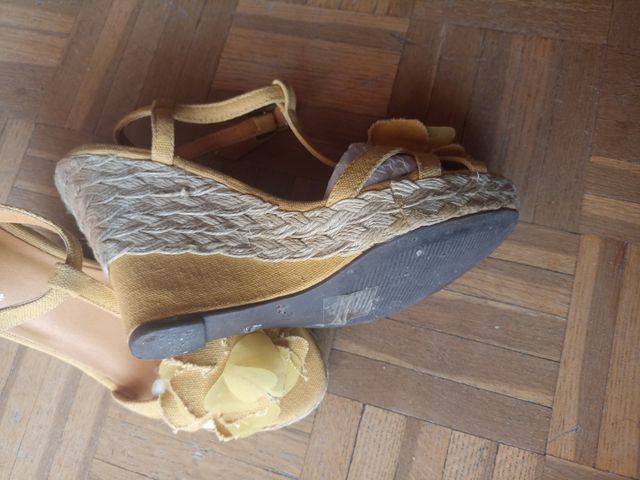 Sandalias amarillas tacón cuña